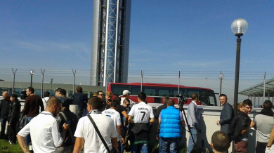 Скандал на аерогарата: Полицаи гонят фенове на Реал (Мадрид)
