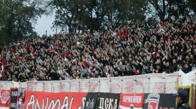 Стотици чакат ЦСКА и Стойчо Младенов
