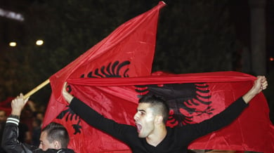 Първо в БЛИЦ: Дучето попаднал сред озверели албански фенове