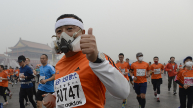 Бягат с маски на пекинския маратон заради гъст смог