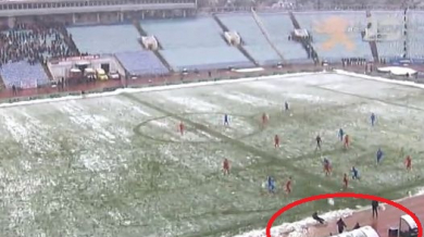 Жестоко напрежение: Свалиха Стойчо Младенов на земята със снежна топка (СНИМКИ)