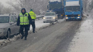 Снегът отложи три волейболни мача у нас