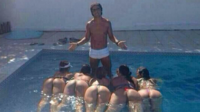  Перуанец цака Роналдиньо със снимка в басейн