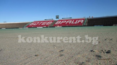  Засяха новата трева на терена във Враца
