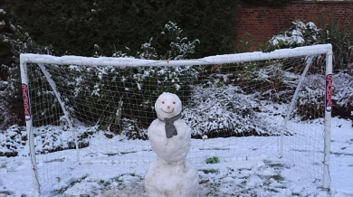 Ван Перси се забавлява със снежен човек