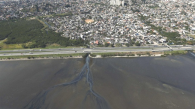 В Бразилия още чистят океана след Световното по футбол