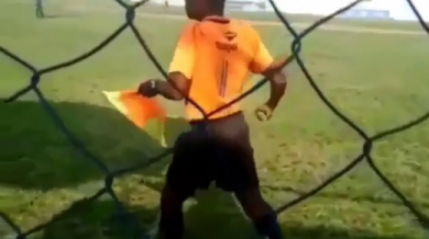 Вижте какво прави бразилски тъчрефер на мач (ВИДЕО)