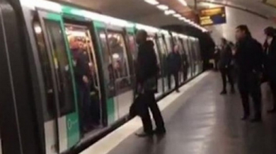 Челси подгони расистите от парижкото метро (ВИДЕО)