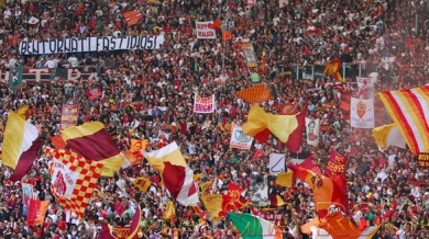 Феновете на Рома с банер срещу играчите на клубната база