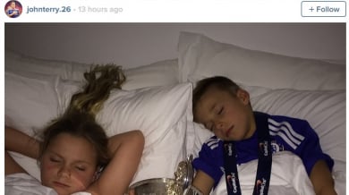 Децата на Джон Тери спаха със спечеления от Челси трофей