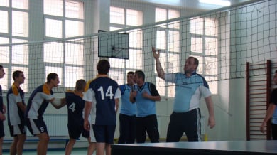 Шоу в Гоце Делчев, ученици биха учителите си на волейбол (СНИМКИ)