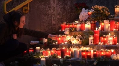 Световните шампиони почитат жертвите на самолетната катастрофа