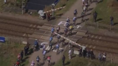 Разследват колоездач от Париж-Рубе, преминал прелез при спуснати бариери