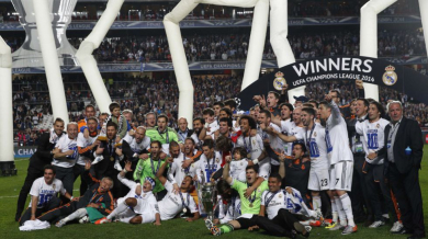 Реал (Мадрид) вдига трофея след мач с Атлетико в Европа