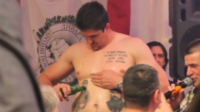 Бивш баскетболист почерпи татуировките си с бира (ВИДЕО)