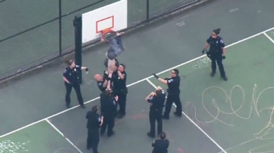 &quot;Баскетболист&quot; вдигна на крак американски полицаи (ВИДЕО)