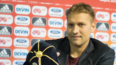 Михайлов награди Стилиян Петров от името на УЕФА
