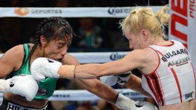 Българка вдигна световната титла по бокс за професионалисти