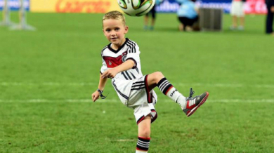 Три немски отбора изнервиха Подолски заради сина му