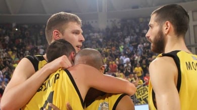 Везенков и Арис започнаха с победа плейофите в Гърция