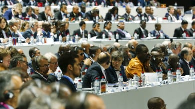 Подновиха конгреса на ФИФА, няма бомба 