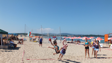 Атракции в първия ден на турнира по плажен хандбал в Приморско