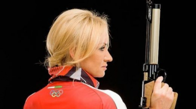 Мария Гроздева и Антоанета Бонева извън финала на 10 метра пистолет в Баку