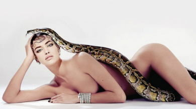 Змия налази Ирина Шейк във фотосесия 