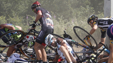 Масова катастрофа на Тур дьо Франс (ВИДЕО и СНИМКИ 18+)