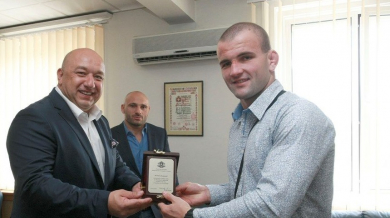 Кралев връчи плакет на световния вицешампион по ММА Тенчо Караенев