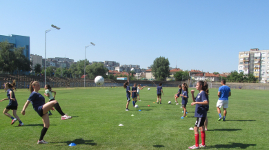 Все повече момичета с интерес към футбола в Русе (СНИМКИ)