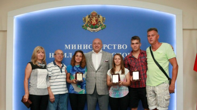 Министър Кралев награди спортисти с увреден слух
