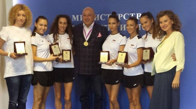 Раева и гимнастичките закичиха Кралев със златен медал (СНИМКИ)
