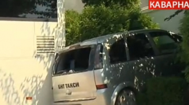 Автобусът на футболен клуб прегази кола на БНТ 