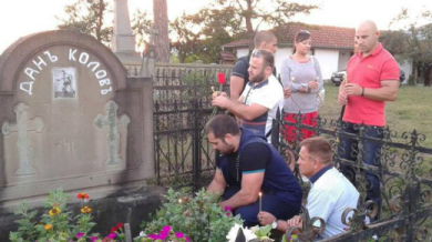 Багата поднесе цветя на гроба на Дан Колов