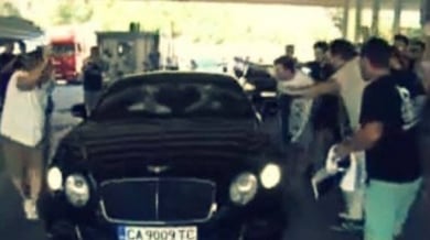 Гръцки фенове посрещнаха с викове Бербатов на границата (ВИДЕО)