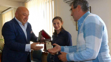 Министър Кралев награди Габриела Петрова и треньора й