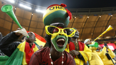 Секси фенки пълнят стадионите в Гана