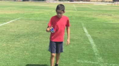 11-годишен нареди кубчето на Рубик с топка в крака (ВИДЕО)