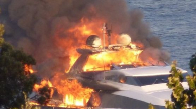 Хеликоптер спаси боса на Наполи от горящата му яхта (ВИДЕО)
