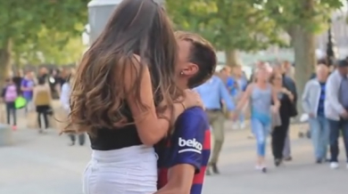 Неймар целува момичета на улицата (ВИДЕО) 