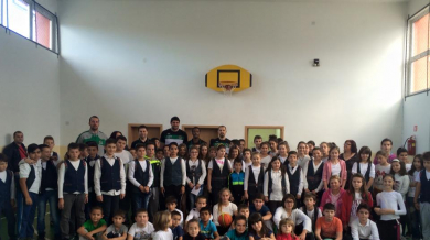Играчите на Балкан зарадваха деца в училище