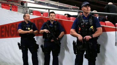 Тежко въоръжени полицаи пазят френските национали