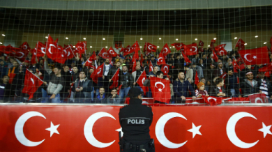 Оневиниха турските фенове: Не освирквали, а подкрепили жертвите  