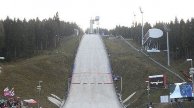 Вятър и дъжд отложиха старта на сезона в ски-скоковете