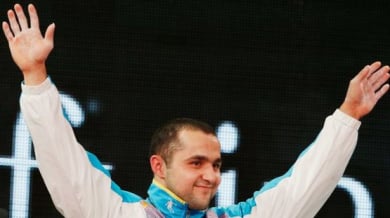 Казахстанец триумфира на световното по щанги в категория до 77 кг