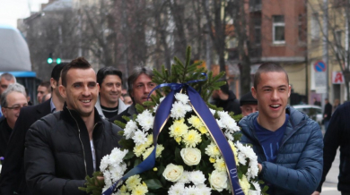 Левски поднесе цветя на паметника на Апостола (СНИМКИ)