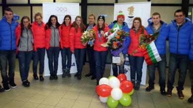 Цветя и много емоции при посрещането на младите олимпийци (СНИМКИ)