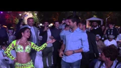 Смях: Джокович играе кючек в Дубай (ВИДЕО)