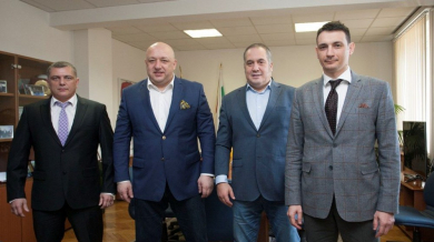 Бинев и Михайлов си стиснаха ръцете пред министър Кралев
